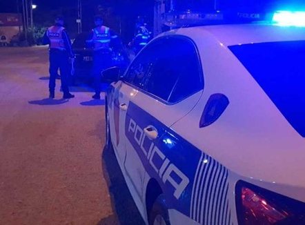 Policia aksion në Sukë të Roskovecit, sekuestrohen armë dhe drogë! Arrestohet një shtetas