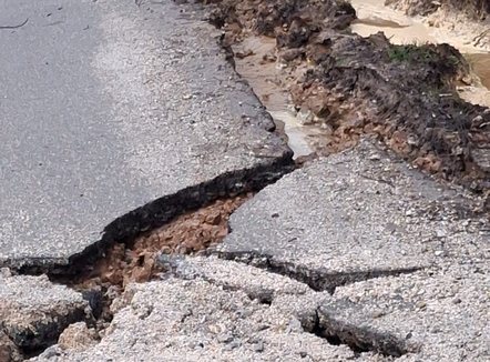 Moti i keq në Pogradec, rrëshqet rruga në Dardhas