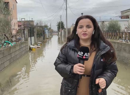 Banorë të evakuuar dhe mësim i pezulluar, situatë kritike me përmbytjet në Durrës