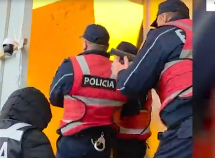 Momenti kur policia shkatërron derën dhe zbulon “shtëpinë e barit” në Vaun e Dejës