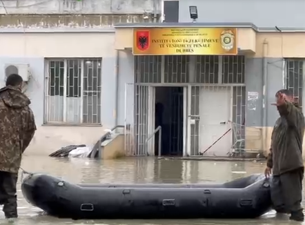 Shërbim me gomone në burgun e Durrësit, kati i parë nën ujë