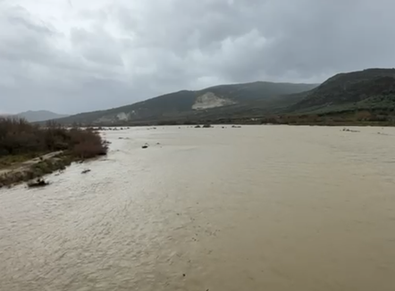 Lumi Shushicë arrin nivel maksimal, rrezikohen toka bujqësore dhe stalla pranë lumit