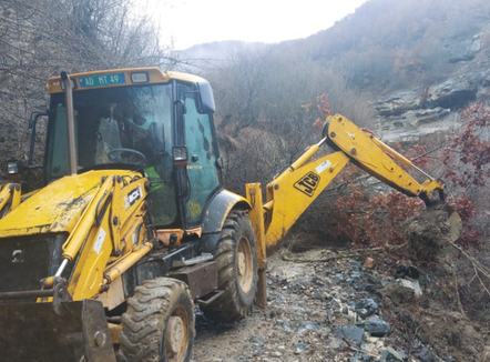 Reshjet bllokojnë rrugën në Senisht dhe shkaktojnë probleme në Lozhan e Maliq