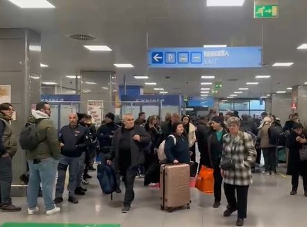 Vonesa me udhëtimet, qindra shqiptarë të bllokuar në aeroportet italiane