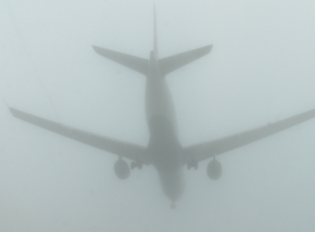 Moti i keq prek edhe fluturimet në aeroportin e Rinasit