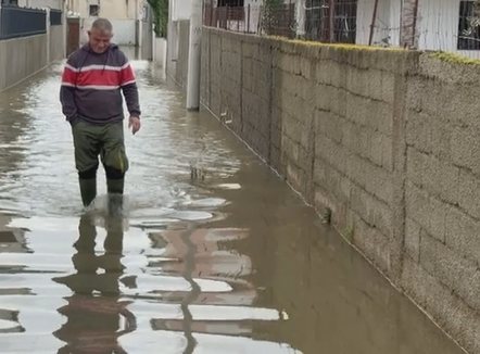 Përmbytjet në Durrës, qindra banorë prej dy ditësh nën pushtetin e ujit