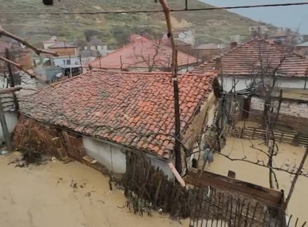 Përmbytjet në juglindje, lumenjtë marrin përpara fshatrat dhe prodhimet bujqësore 