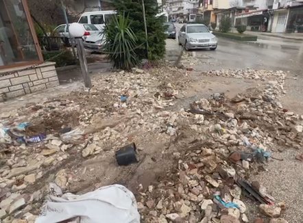 Rrëshqitje masive dheu e gurësh në aksin Gjirokastër–Tepelenë, qarkullimi vijon me një sens lëvizjeje