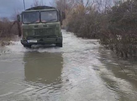 Probleme edhe në veri, disa fshatra mbeten të izoluar. Pezullohet mësimi