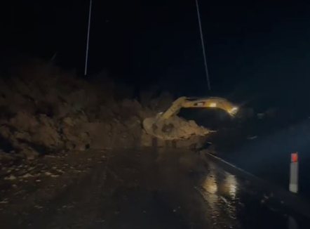 Nuk ndalet rrëshqitja masive e dherave në aksin Qukës-Qafë Plloçë, bllokohet lëvizja