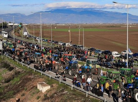 Nuk ndalen protestat e fermerëve grekë, bllokohet sërish aksi Kakavijë-Janinë