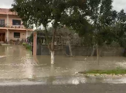 Durrës, e merr rrjedha e ujit, 54-vjeçari gjendet i pajetë në një kanal kullues