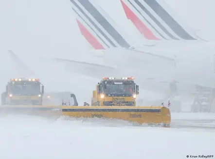 Dimri mbërthen Europën: Kaos në trafik nga bora dhe ngricat