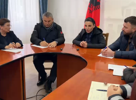 Balluku mbledh me urgjencë Shtabin e Emergjencave Civile në Fier: Vjosa mbetet zona më problematike