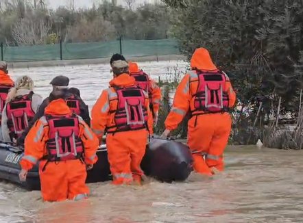 Përmbytjet në vend, Emergjencat Civile urdhra evakuimi në tre zona
