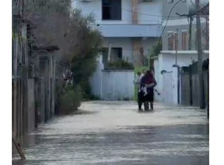 “Nuk duam t’ia shohim më fytyrën Shqipërisë!” Erdhën për pushime në Durrës, zgjohen të përmbytur