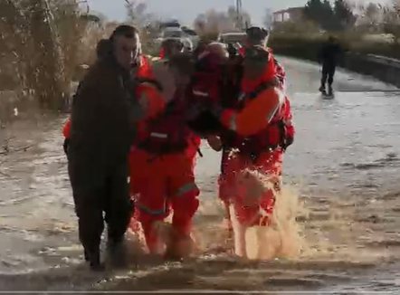 Situata nga përmbytjet, drejt përfundimit evakuimi i banorëve në Ferras