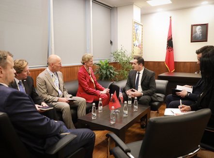 “Të bashkuar në luftën kundër krimit”, e Ngarkuara me Punë e ambasadës amerikane takon kreun e SPAK dhe BKH 
