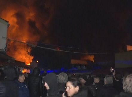 Zjarr i madh në lagjen 5 Maji në Tiranë, gazetari: Dëme miliona euro, flakët po përpijnë gjithçka