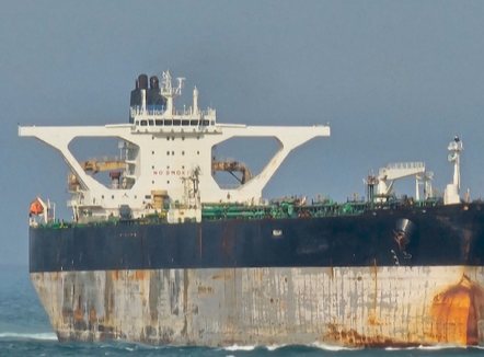 Bllokimi i anijes me flamurin rus, ekspertët: SHBA rrezikon përshkallëzimin me Moskën