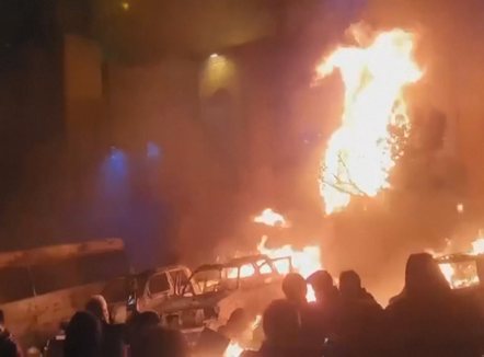 “Vdekje diktatorit, rroftë Shahu!” Përhapen protestat në Iran, autoritetet ndërpresin internetin