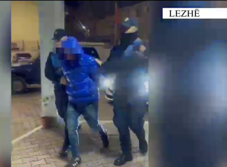 Hodhi çantën me armë dhe tentoi të largohej me vrap sapo pa policinë, arrestohet 37-vjeçari