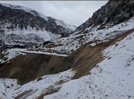Rrëshqitje masive dheu në fshatin Bashaj, mbi 100 banorë të izoluar