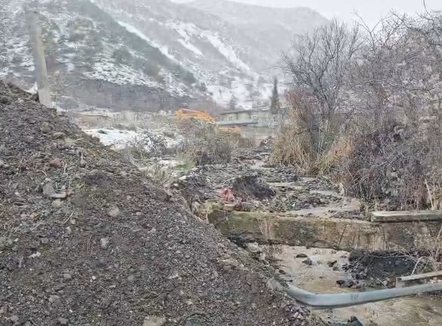 Përroi del nga shtrati, bllokohet shkarkuesi në aksin Pogradec–Qafë Thanë