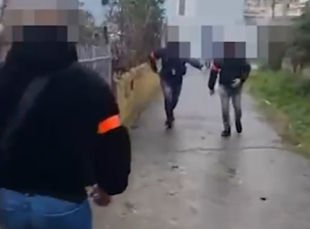 Grabiti me thikë një market në kryeqytet, momenti kur vihet në pranga autori i dyshuar