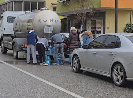 Pas përmbytjeve, Ujësjellësi Fier ndërpret furnizimin, ujë me autobote