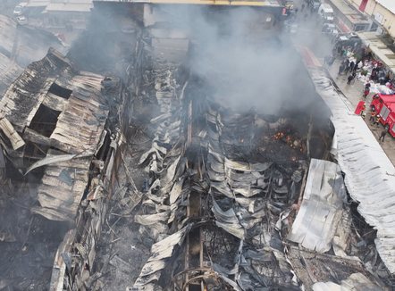 Tregu tek ish-Uzina “Dinamo” kthehet në hi, zjarri dogji mbi 100 magazina, subjektet të pasiguruara