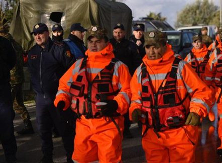 Situata nga përmbytjet, Ministria e Mbrojtjes: Mbi 155 efektivë në terren dhe dhjetëra mjete në ndihmë të qytetarëve