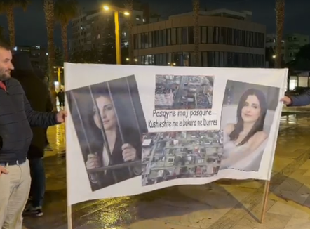 Protestë para Bashkisë së Durrësit, policia ndalon të riun që po sulmonte godinën me fishekzjarrnte 