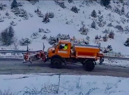 Nga pastrimi i rrugëve te ndihma ndaj banorëve, Rama ndan foto nga përballimi i situatës së motit 