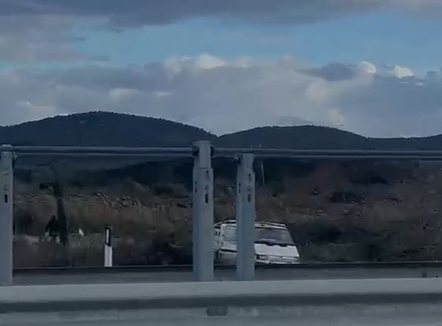 Digjnin goma pranë autostradës në Vlorë për të marrë telat, arrestohen disa persona