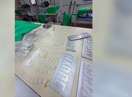 Zbulohet në Kamëz magazina ku stampoheshin veshje me logo false, arrestohet 46-vjeçari turk, një tjetër në kërkim