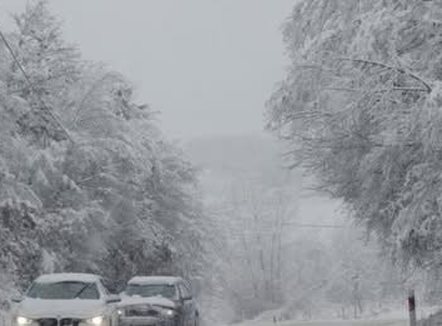 Reshje shiu dhe bore në Kosovë, probleme e vështirësi në qarkullim në disa akse rrugore 