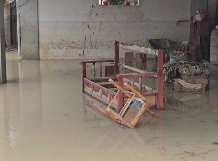 Përmbytje të mëdha në vend, uji largohet nga banesat, banorët përballen me pasojat