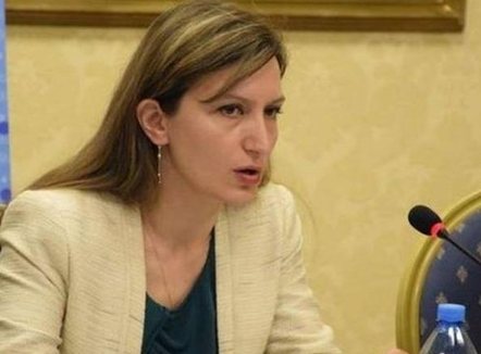 Theu masën e arrestit shtëpiak dhe tentoi t'i djegë makinën ish-bashkëjetuesit, arrestohet sërish drejtoresha në Ministrinë e Brendshme