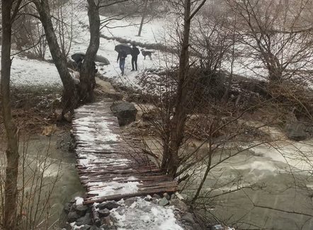 Izolimi në Shtrezë, reshjet dhe ura e dëmtuar lënë nxënësit jashtë shkollave