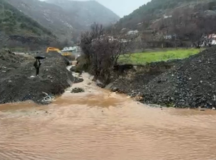 Situatë problematike nga reshjet dhe prurjet në Qarkun e Korçës, evakuime familjesh dhe vështirësi në qarkullim