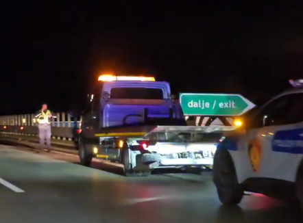 Aksident në Novoselë, makina përplaset me bordurat dhe del nga rruga 