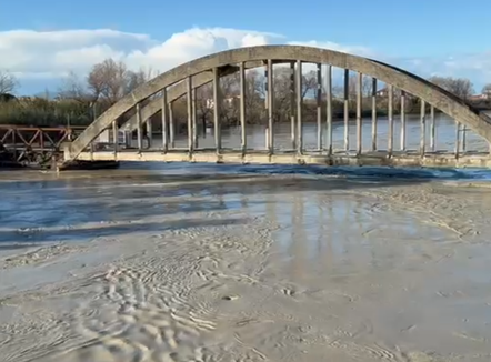 Vjosa del sërish nga shtrati pranë Urës së Mifolit, rrezik rritjeje deri në 9 metra