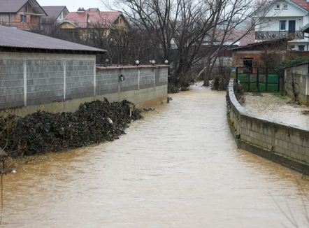 Kosovë, Agjencia e Menaxhimit Emergjent raporton për vërshime në disa zona: Bora zbut rrezikun nga përmbytjet