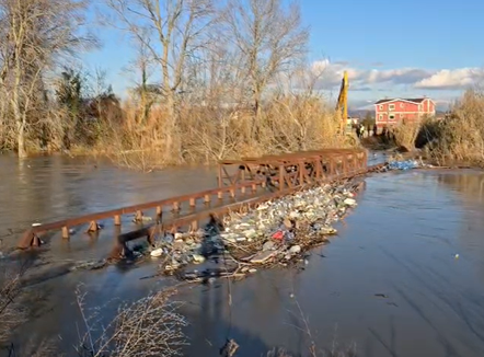 Lumi Erzen del sërish nga shtrati në Katund të Ri, prani ujë brenda shtëpive, banorët monitorojnë nga afër situatën