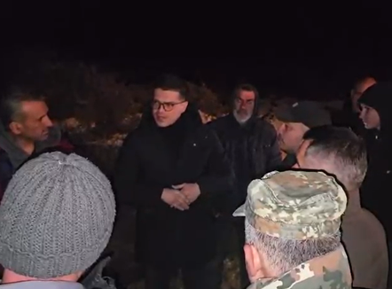 Ministri Vengu në fshatin Bashaj të Vlorës, i kërkon banorëve të mos rrezikojnë jetën për hapjen e rrugës