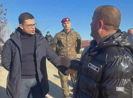 Nis procesi i verifikimit të dëmeve në banesat e përmbytura ne fshatin Ferras në Fier, ministri Vengu inspekton nga afër gjendjen