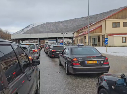 Deri në dy orë pritje, radhë të gjata në kufirin me Greqinë, shkak sistemi i ri i kontrollit