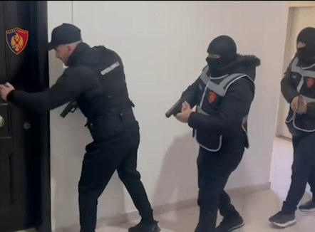 Policia “troket” në shtëpinë e barit në Sarandë, arrestohet 30-vjeçari