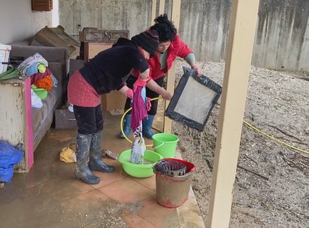 Baltë dhe gurë në banesë, shiu i mori kursimet e mundin e 30 viteve emigrim